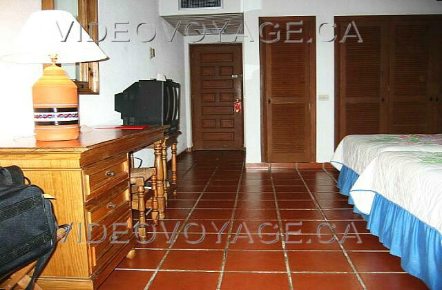 Republique Dominicaine Punta Cana Occidental Grand Punta Cana A small office, a luggage rack, TV and a large wardrobe.