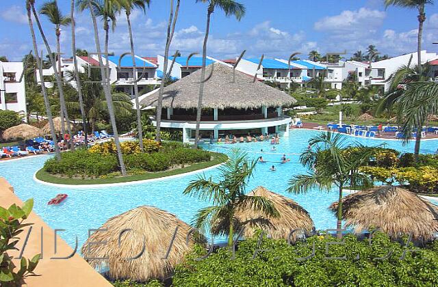 Republique Dominicaine Punta Cana Occidental Grand Punta Cana Au millieu de la piscine pricipale, un bar au niveau de la piscine et au second niveau un snack bar.
