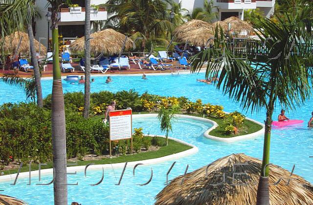 Republique Dominicaine Punta Cana Occidental Grand Punta Cana Au millieu d'un îlot de la piscine principale, un bassin pour s'assoir dans la piscine.