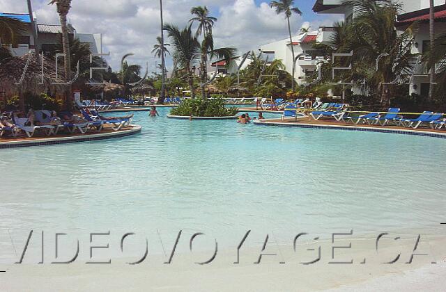 Republique Dominicaine Punta Cana Occidental Grand Punta Cana The beginning of the secondary pool starts with a very slight slope. Buildings of the rooms are very close.