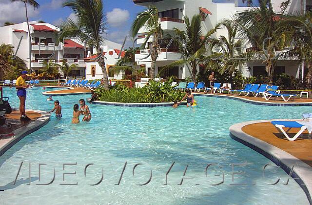 Republique Dominicaine Punta Cana Occidental Grand Punta Cana Une section moins profonde de la piscine secondaire pour les enfants.
