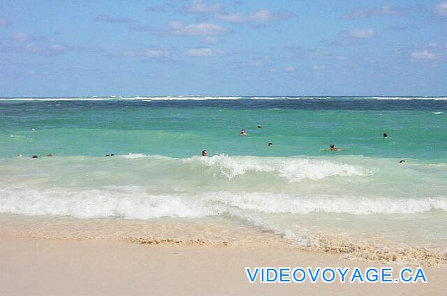 Republique Dominicaine Punta Cana Occidental Grand Punta Cana Une journée alors que les vagues sont plus fortes. Mais une fois le corps à l'eau, elle ne sont plus si aussi forte. Beaucoup de gens aiment rester ou les vagues sont les plus fortes.
