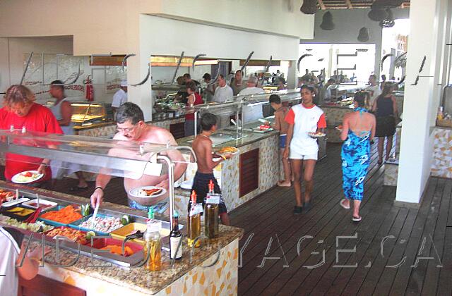 Republique Dominicaine Punta Cana Occidental Grand Punta Cana A certain frenzy in the buffet restaurant.