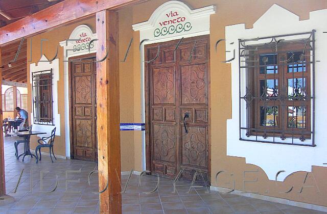 Republique Dominicaine Punta Cana Occidental Grand Punta Cana The Italian restaurant is on the second level.