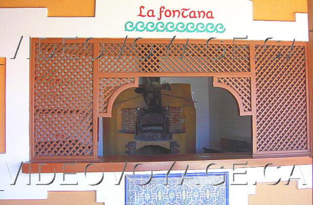 Republique Dominicaine Punta Cana Occidental Grand Punta Cana La Fontana Pizzeria offers pizza cooked in an oven ahead of you.