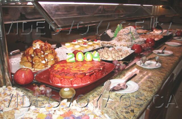 Republique Dominicaine Punta Cana Occidental Grand Punta Cana The restaurant's desserts buffet.