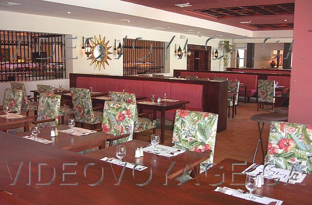 Republique Dominicaine Punta Cana Occidental Grand Punta Cana The buffet is located on the other side of the wall. Here more comfortable seat.