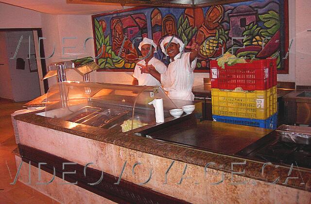 Republique Dominicaine Punta Cana Occidental Grand Punta Cana Les cuisiniers sont toujours avec le grand sourire pour vous servir.