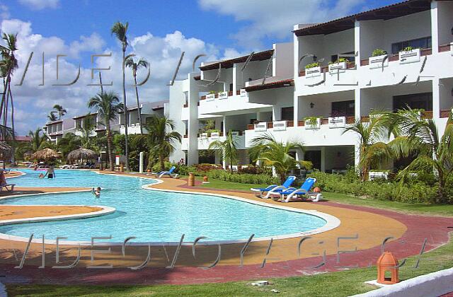 Republique Dominicaine Punta Cana Occidental Grand Punta Cana Several buildings along a pool.