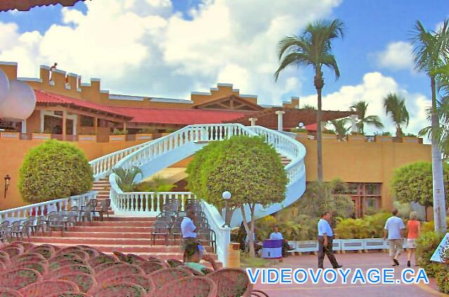 Republique Dominicaine Punta Cana Occidental Grand Punta Cana When we arrived on site we quickly notice this beautiful and grand staircase.