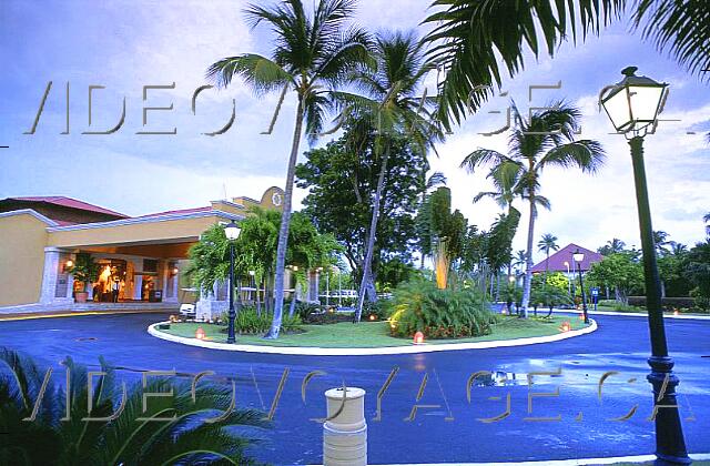 Republique Dominicaine Punta Cana Occidental Grand Punta Cana The entrance to the hotel at dusk.