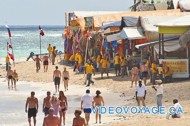 Mexique Punta Cana Grand Hotel Bavaro  En la playa, cerca del hotel, un mercado con muchos vendedores en la playa.