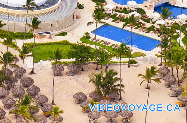 Mexique Punta Cana Grand Hotel Bavaro  An aerial view of the two spaces volleyball in the pool and on the beach.