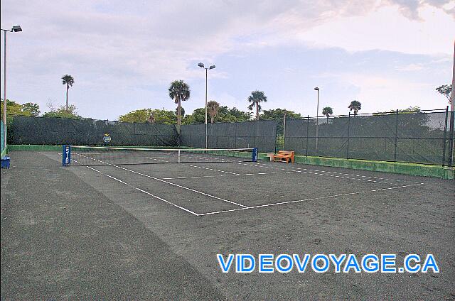 Mexique Punta Cana Grand Hotel Bavaro  Una pista de tierra de tenis con iluminación.