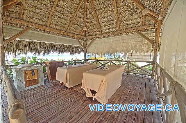 Mexique Punta Cana Grand Hotel Bavaro  Massages are offered on the beach too.