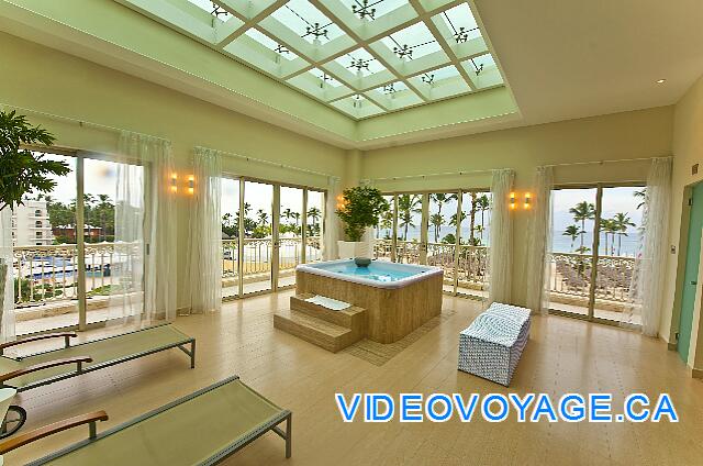 Mexique Punta Cana Grand Hotel Bavaro  A Jacuzzi with a view of the beach