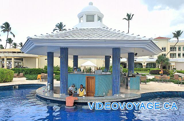 Mexique Punta Cana Grand Hotel Bavaro  With a counter in the pool, a few seats in the pool.