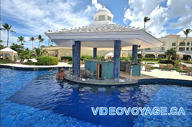 Mexique Punta Cana Grand Hotel Bavaro  The roof protects much of the sun at certain times.