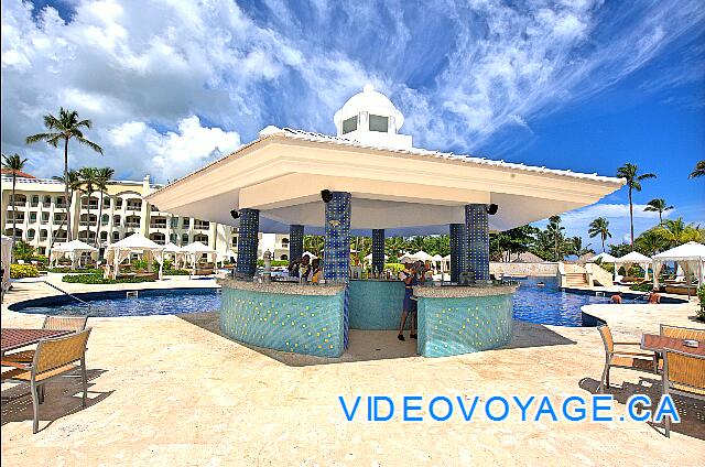 Mexique Punta Cana Grand Hotel Bavaro  Without a seat at the counter, but some tables with seating on the terrace.