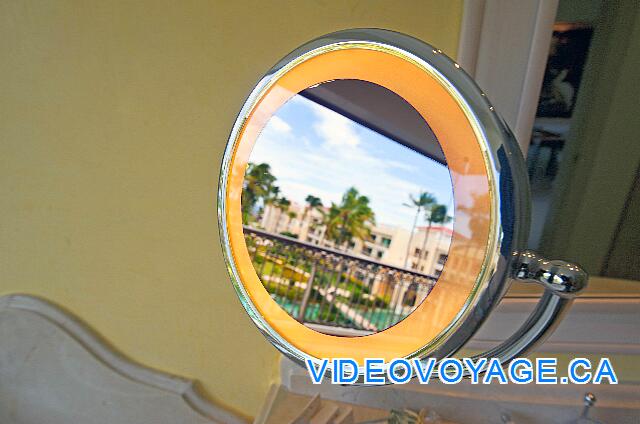 Mexique Punta Cana Grand Hotel Bavaro  Magnifying mirror with integrated light.