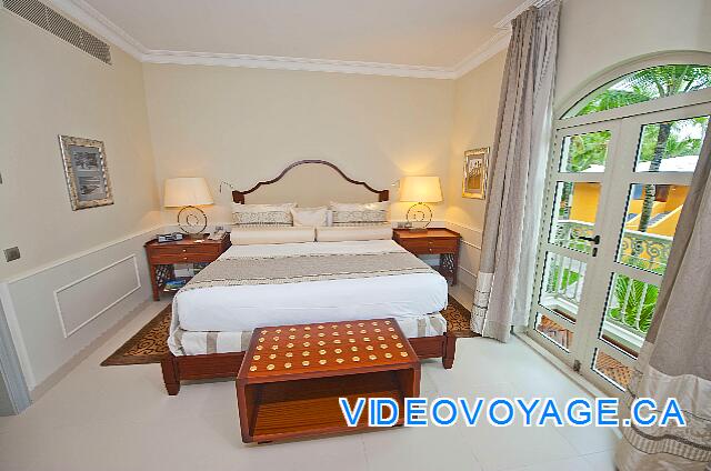 Mexique Punta Cana Grand Hotel Bavaro  A double bed and bedside tables, a window near the bed