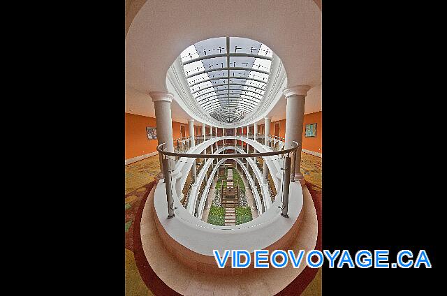 Mexique Punta Cana Grand Hotel Bavaro  The center of the buildings, the roof closed because the corridors are also air-conditioned.