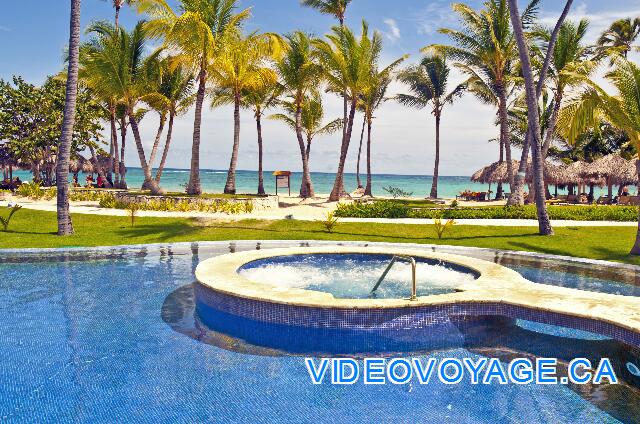 Mexique Punta Cana Grand Hotel Bavaro  Un jacuzzi en la piscina con vista parcial del océano.