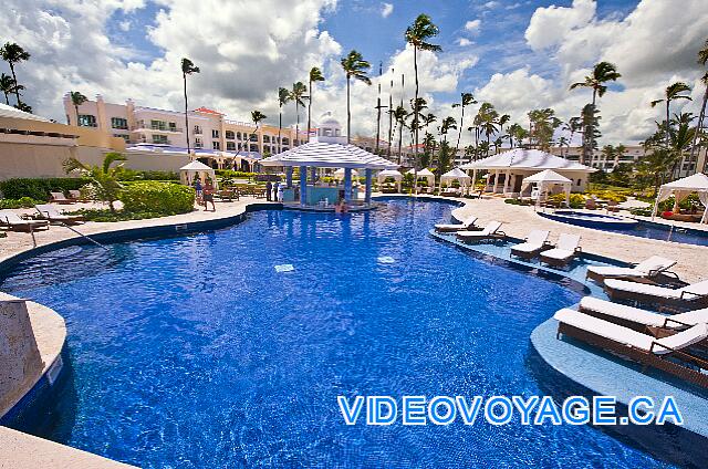 Mexique Punta Cana Grand Hotel Bavaro  La otra mitad de la piscina principal con un bar en la piscina.