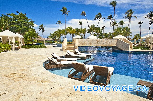 Mexique Punta Cana Grand Hotel Bavaro  Un puente en el centro de la piscina.