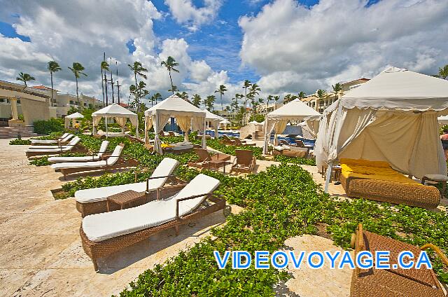 Mexique Punta Cana Grand Hotel Bavaro  Un montón de sillas con mesas pequeñas al caer la copa y colchones alrededor de las piscinas.