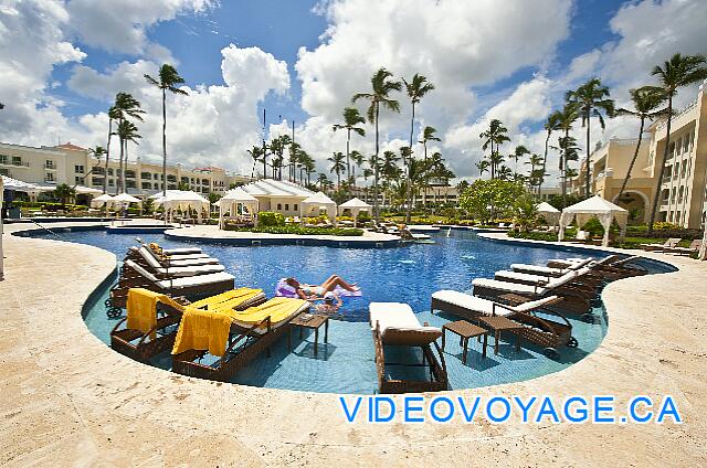 Mexique Punta Cana Grand Hotel Bavaro  Des chaises longues dans la piscine.