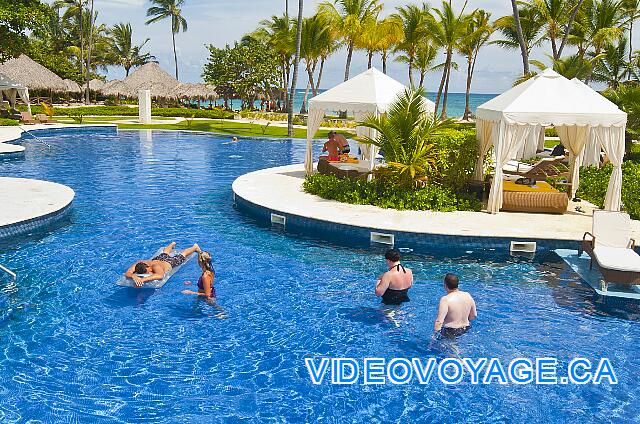 Mexique Punta Cana Grand Hotel Bavaro  Varios colchones alrededor de la piscina.