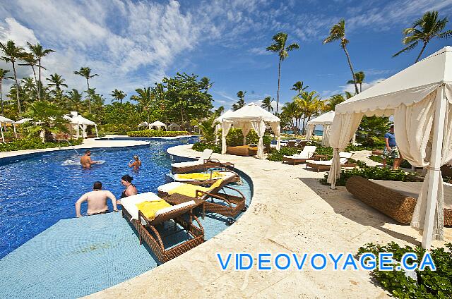 Mexique Punta Cana Grand Hotel Bavaro  Con sillas de la sala en la piscina.