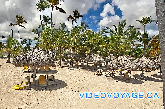 Mexique Punta Cana Grand Hotel Bavaro  El sol de la mañana alrededor de las 11:00 se encuentra en el lateral. El sol sale por el mar y establece en las tierras de la espalda.