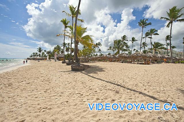 Mexique Punta Cana Grand Hotel Bavaro  Una suave pendiente de la playa entre el mar y palapas.