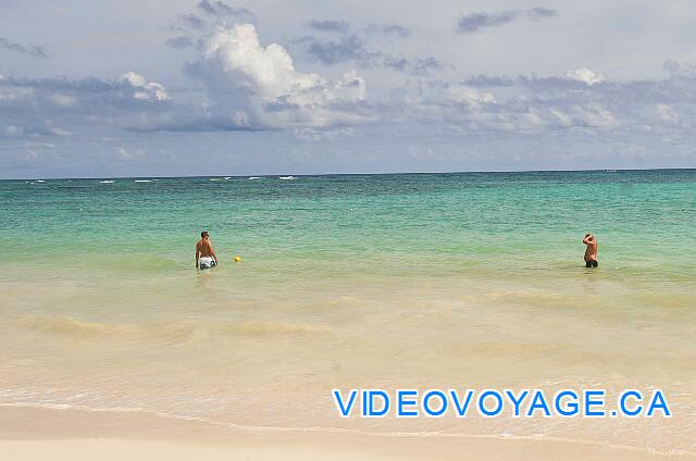 Mexique Punta Cana Grand Hotel Bavaro  Les baigneurs à plus de 30 mètres du bord.