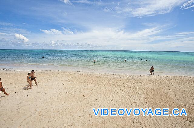 Mexique Punta Cana Grand Hotel Bavaro  Il y a toujours beaucoup de marcheur sur cette plage étant au centre d'un secteur avec de nombreux hôtels.