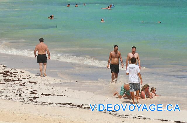 Mexique Punta Cana Grand Hotel Bavaro  Des enfants sur la plage du complexe Iberostar qui jouent dans le sable.  Les enfants ne sont pas admis au Grand Iberostar.