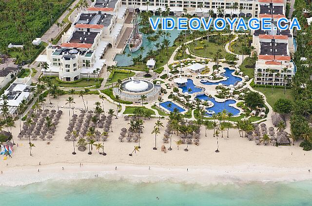 Mexique Punta Cana Grand Hotel Bavaro  Un restaurant et un bar près de la plage et de la piscine.