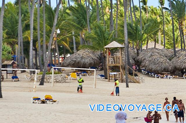 Mexique Punta Cana Grand Hotel Bavaro  El personal que limpian la playa de forma continua ...