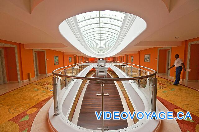 Mexique Punta Cana Grand Hotel Bavaro  Les corridors des chambres sont insonorisés, avec du tapis comme couvre plancher, ce qui est assez rare en République Dominicaine.