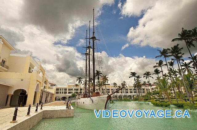 Mexique Punta Cana Grand Hotel Bavaro  In the pond, a sailboat with three masts, the nightclub is found there.