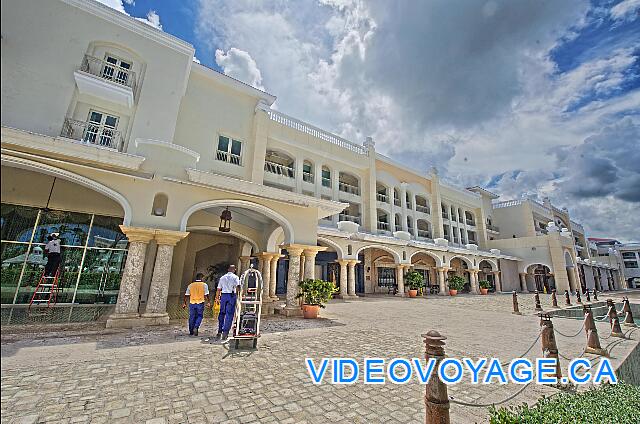 Mexique Punta Cana Grand Hotel Bavaro  L'aile sud avec les restaurants au premier niveau.