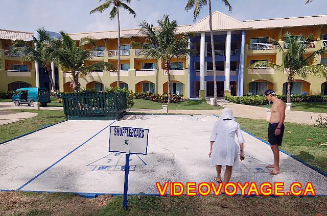 Republique Dominicaine Punta Cana Grand Paradise Bavaro Du shuffleboard près de la piscine de la section principale.