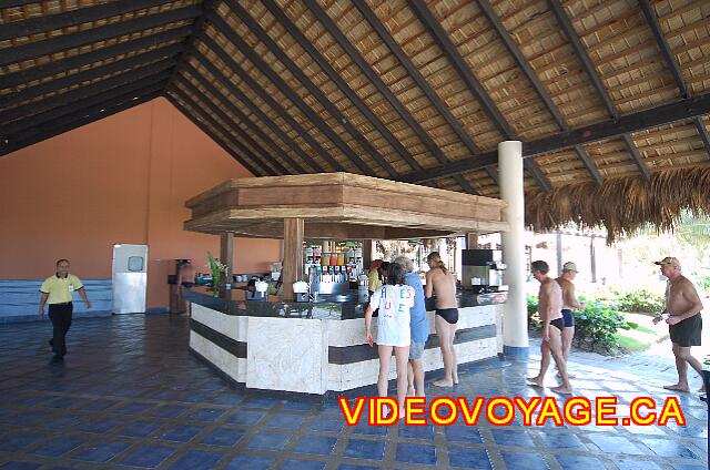 Republique Dominicaine Punta Cana Grand Paradise Bavaro Un bar populaire le jour pour sa proximité de la plage et populaire le soir car il est situé entre 3 restaurants à la carte.