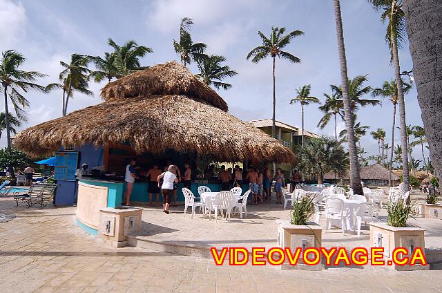 Republique Dominicaine Punta Cana Grand Paradise Bavaro Le bar de la piscine Arena est entre la piscine principale et la plage.