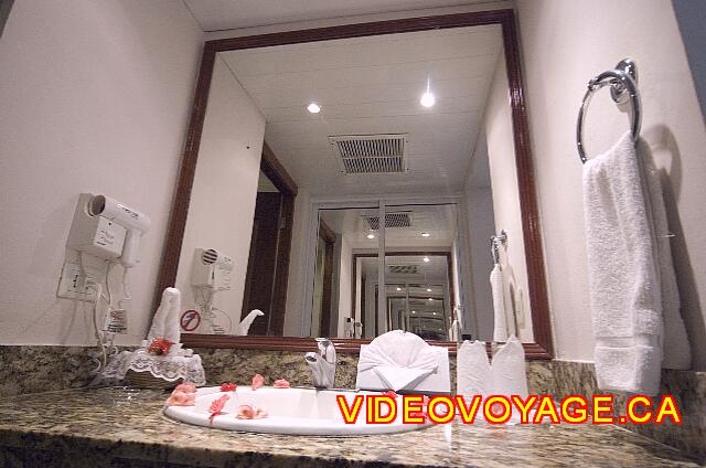 Republique Dominicaine Punta Cana Grand Paradise Bavaro El contador del cuarto de baño es brillante.