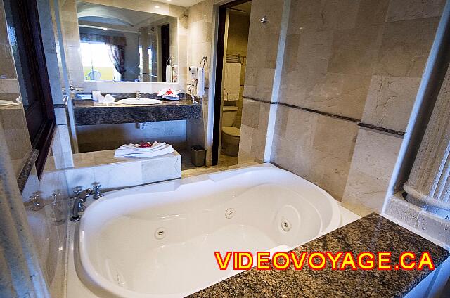 Republique Dominicaine Punta Cana Grand Paradise Bavaro No hay puerta entre el jacuzzi y la habitación, ya que es posible satisfacer a veces. Una luz por encima de la bañera.