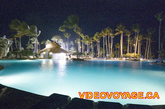 Republique Dominicaine Punta Cana Grand Paradise Bavaro La iluminación de la piscina por la noche.