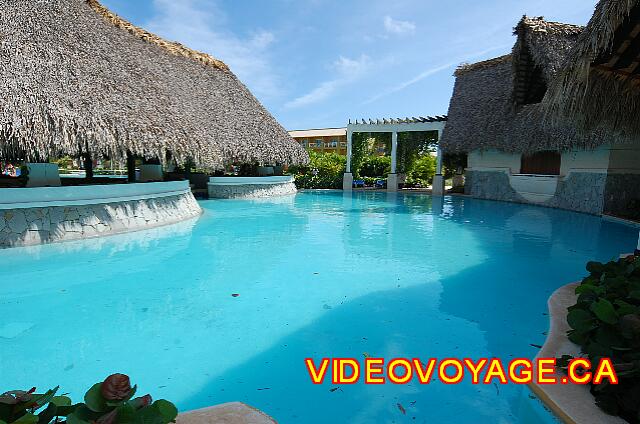 Republique Dominicaine Punta Cana Grand Paradise Bavaro Una primera piscina, salió de un bar en la piscina. La piscina la limpiaban después de nuestra visita porque había habido una tormenta del día anterior.